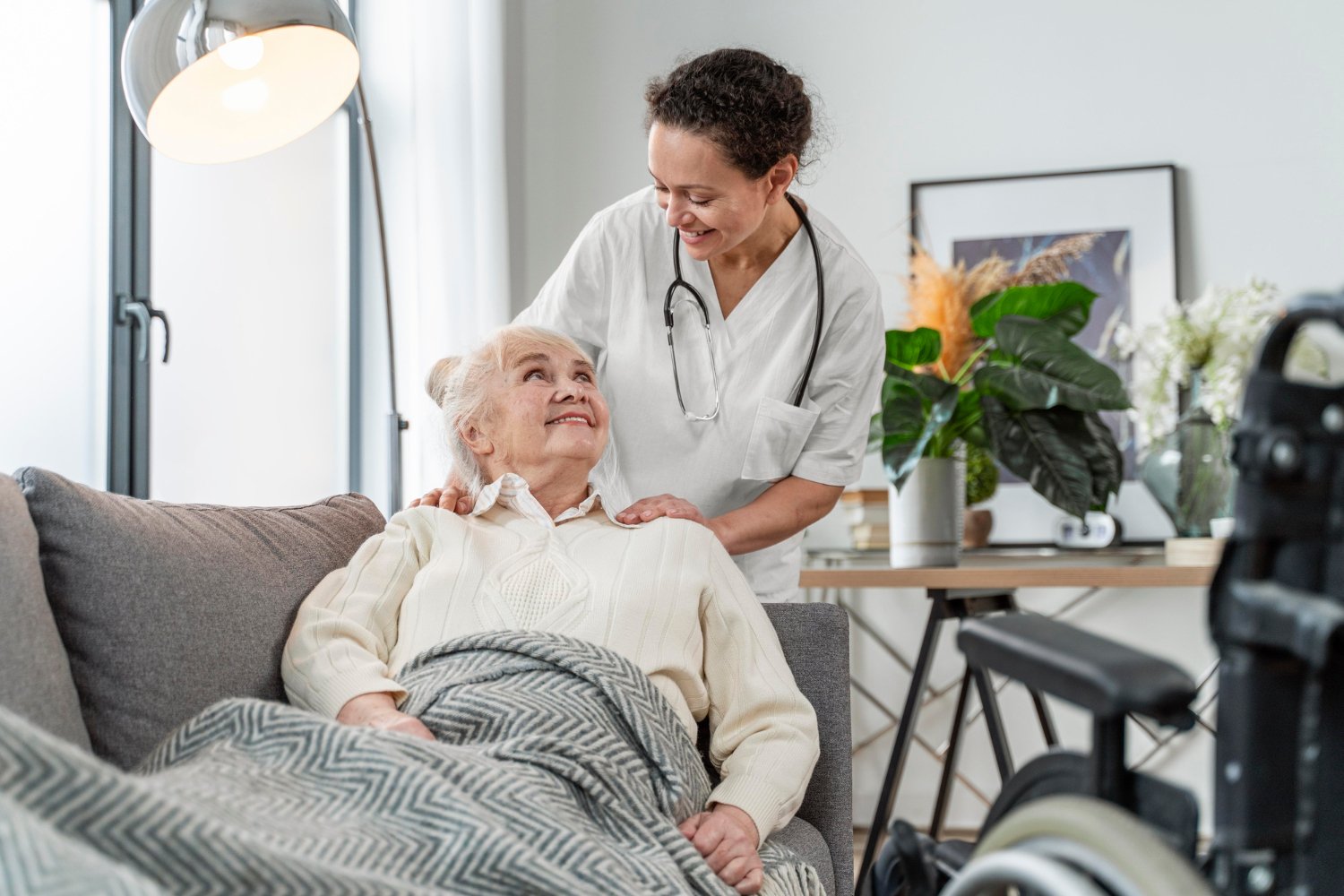 Lady providing compassionate home care services to elderly woman. || Understand Why MK 24/7 Care is the Best Home Care Provider in Milton Keynes