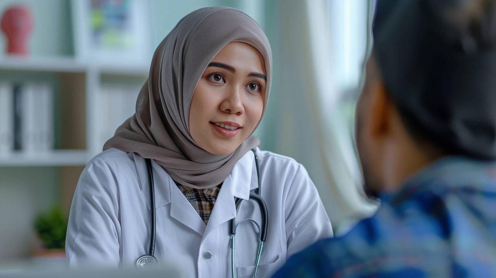 Doktor memberi nasihat tentang influenza dewasa dan kanak kanak