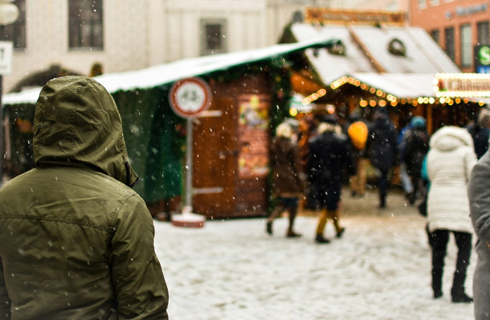 Discover must-have essential hoodies for your winter wardrobe. Find your new favorite cozy layer and embrace winter in style and comfort.