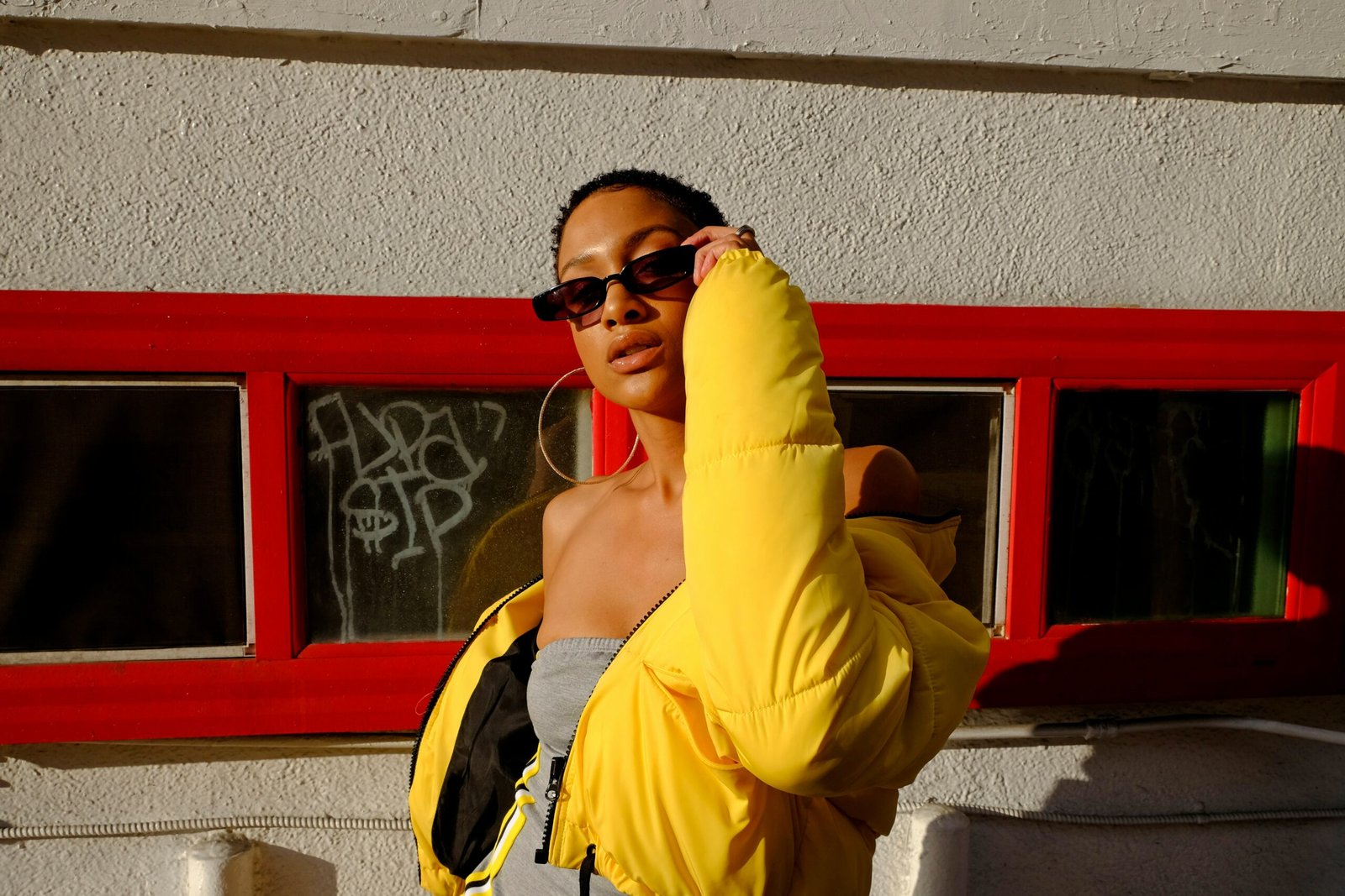 Explore streetwear culture: how to style, buy & stay ahead. Find your unique edge with styling advice, shopping tips, and trend forecasts.